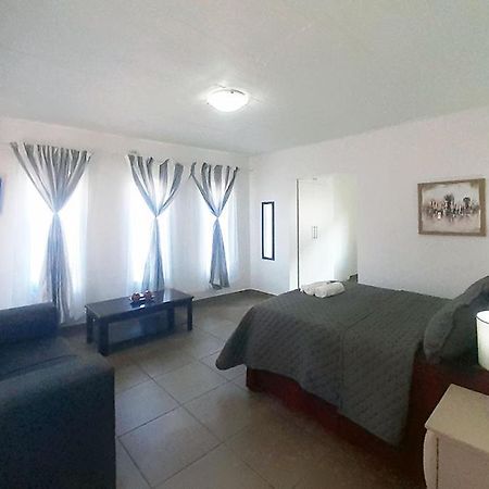 Queens Palace Pretoria-Noord Extérieur photo